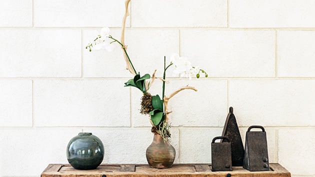 玄関にインテリア小物を置く