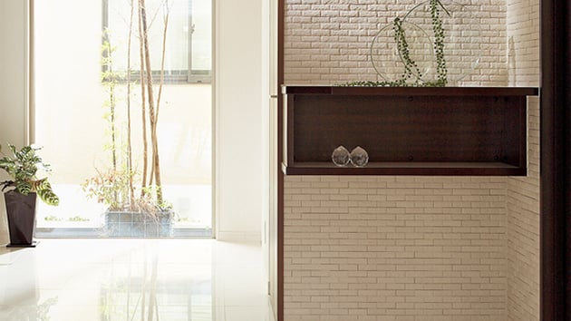 玄関のニオイ対策 3.エコカラットプラスを張る