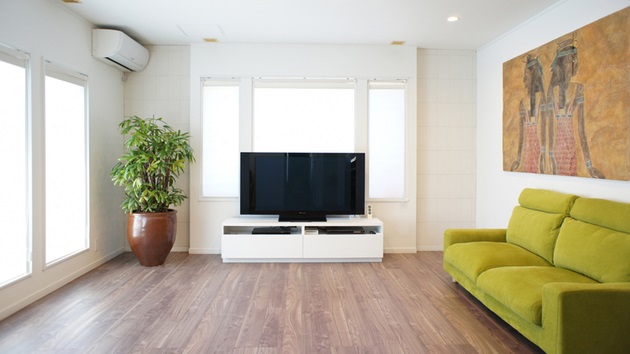 絵画やポスターを貼る