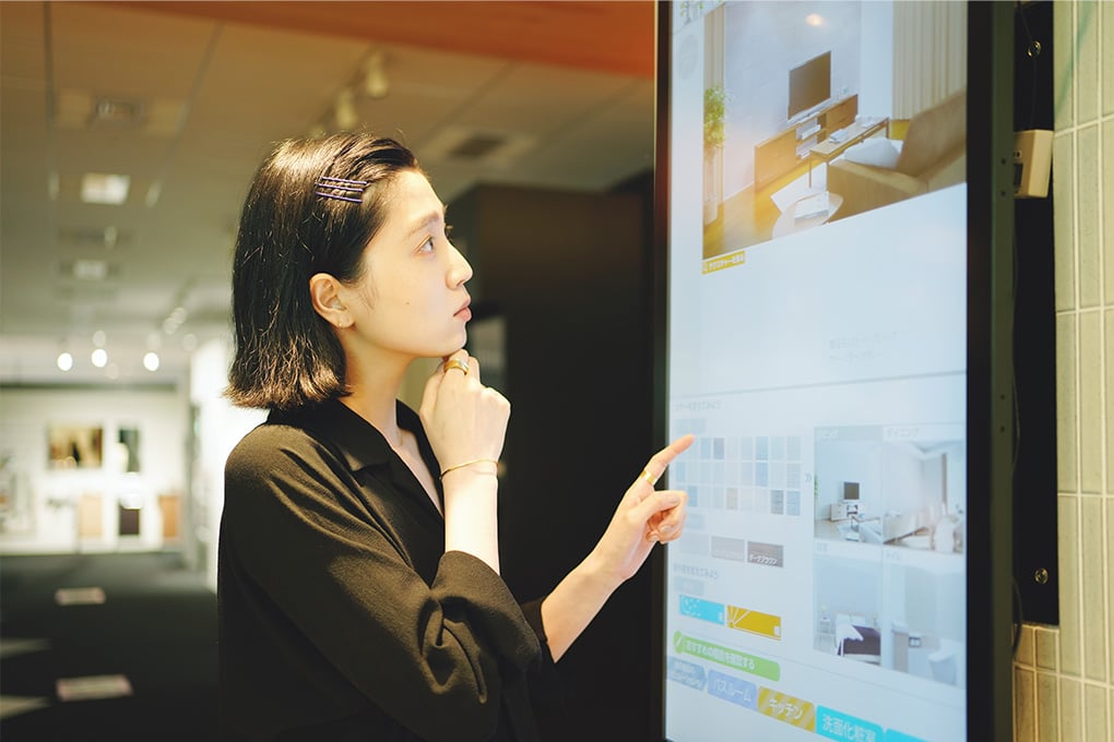 LIXILショールームにあるシミュレーターでエコカラットを選ぶ小谷さん