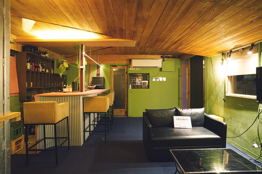 半田さん主宰のデリシャスカンパニーが運営する「元映画館」バーカウンター