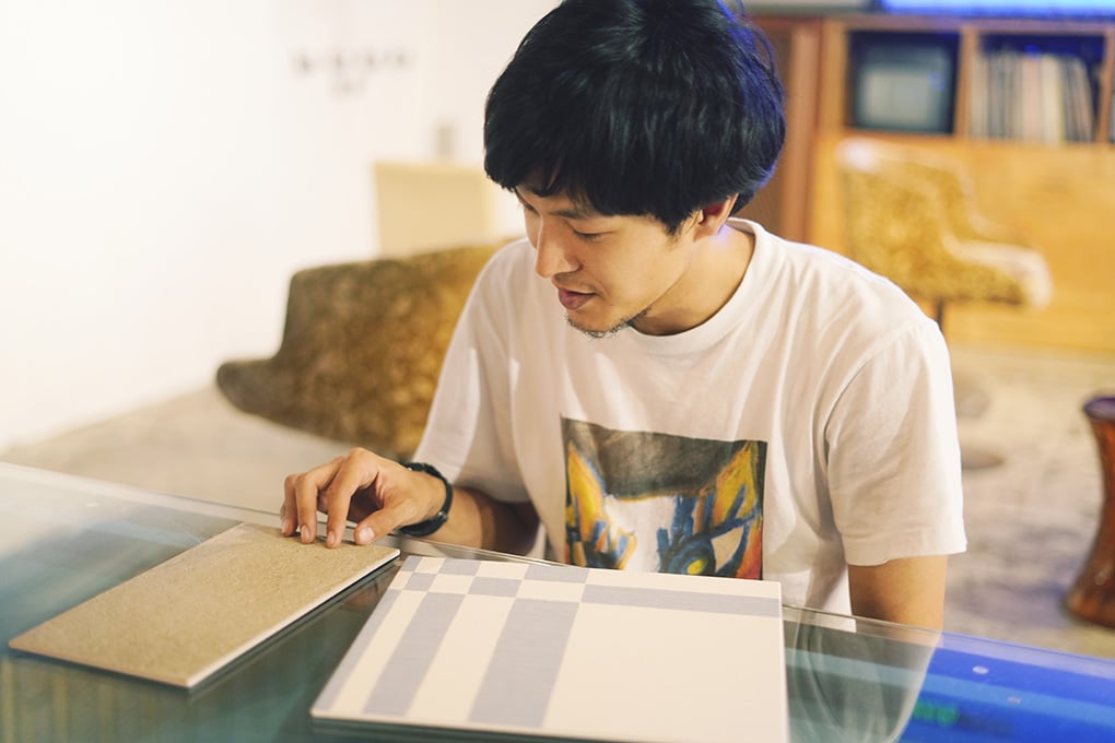 エコカラットの実物サンプルを見る半田さん