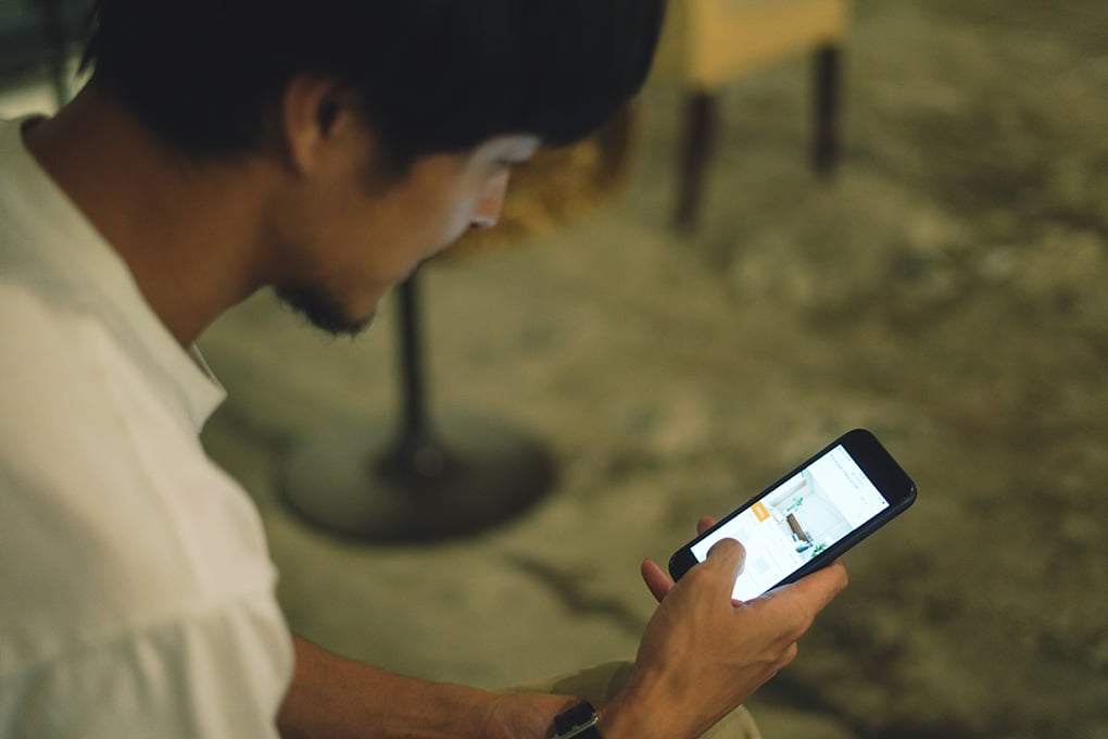 エコカラットシミュレーターを操作する半田さん