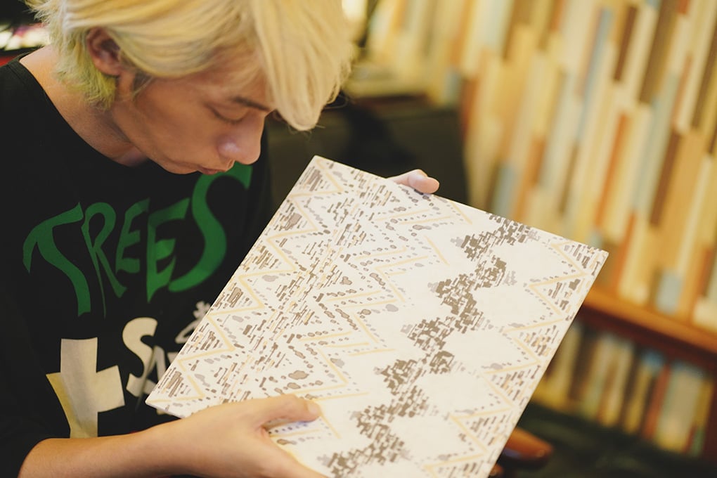 エコカラットのサンプルを触る浅野さん