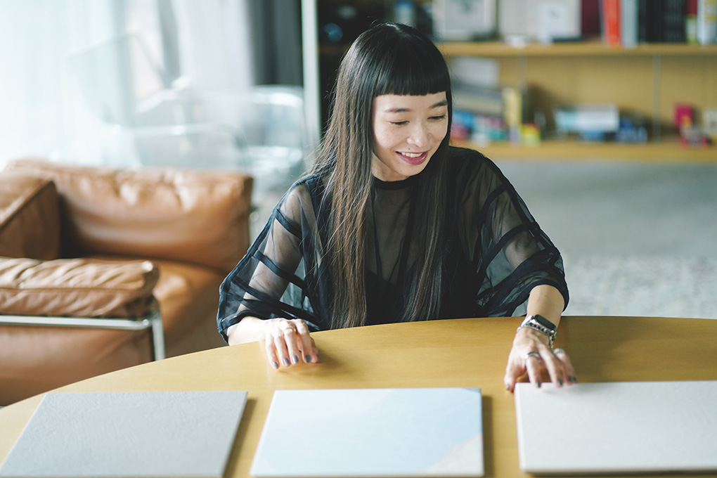 エコカラットのサンプルに触れる市川さん