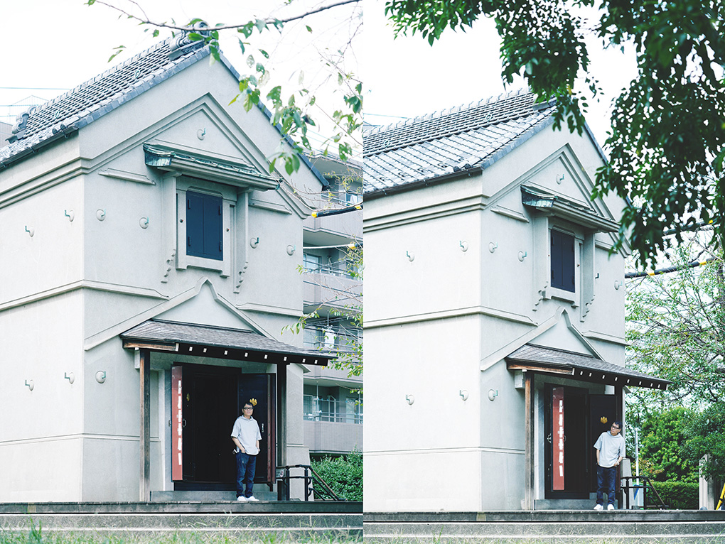 駒込・旧丹羽家住宅蔵の前に立ついとうせいこうさん