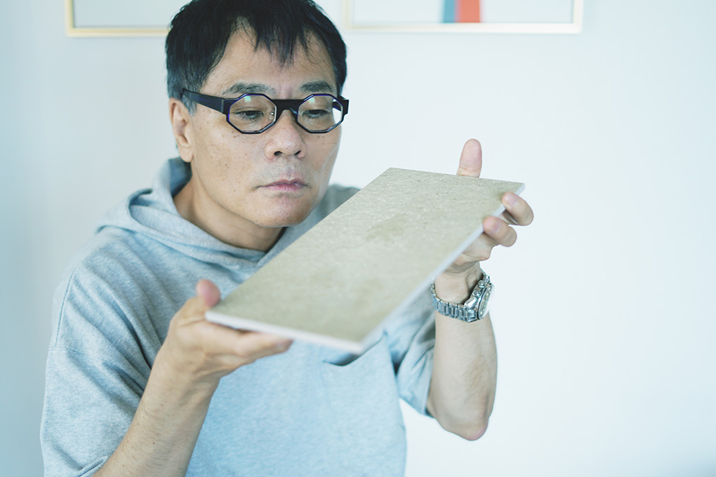 エコカラットのサンプルを触るいとうさん