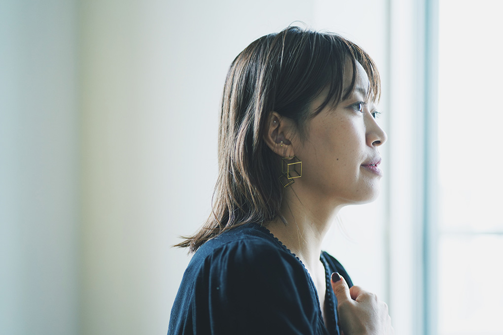 インタビュー中の坂本さん