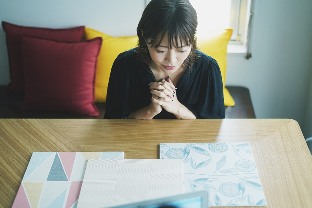 エコカラットのサンプルを見る坂本さん