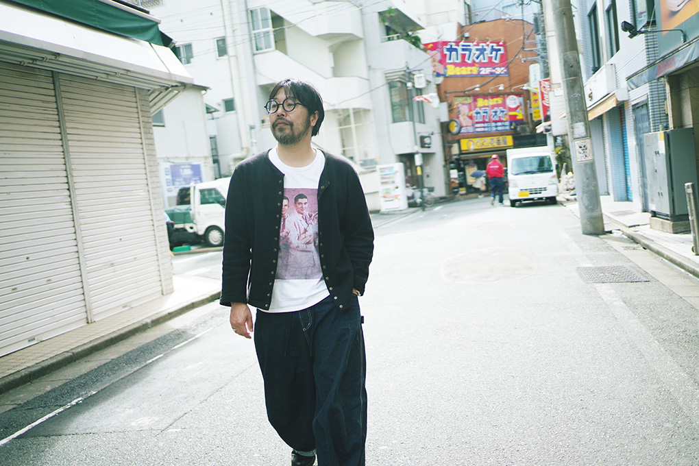 下北沢の街を歩く曽我部さん