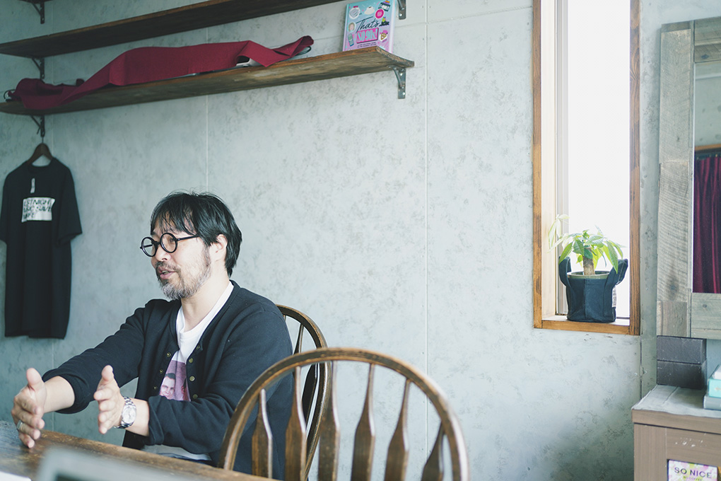 インタビュー中の曽我部さん