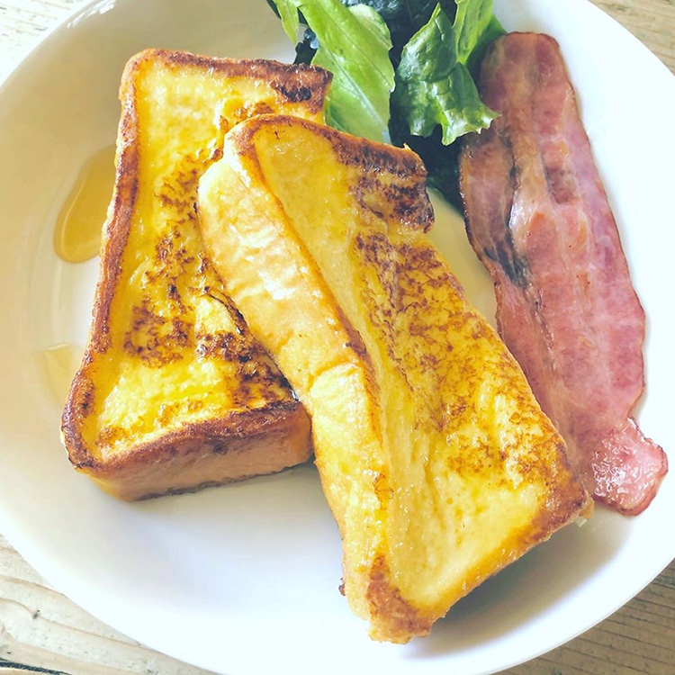 お皿に盛り付けられたフレンチトースト