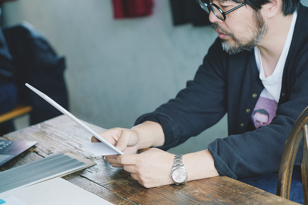 エコカラットを手に取り眺める曽我部さん