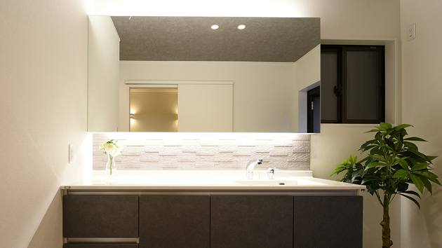 洗面室とリビングをホテルのような上質空間に