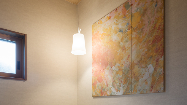 エコカラットセルフとペンダントライトで雰囲気あるトイレ空間に