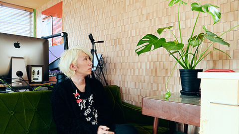 落ち着いた柄の壁材で、集中できる部屋に。漫画家・浅野いにおのワークスペース／浅野いにお