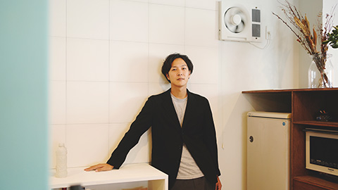 シンプルなキッチンが特別な場所に。建築家・半田悠人がエコカラットを選んだわけ／半田悠人