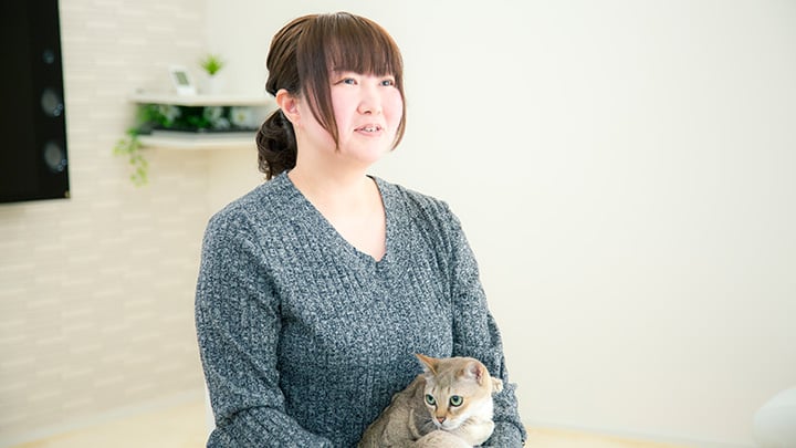 インタビューに答える佐助ママさんと愛猫