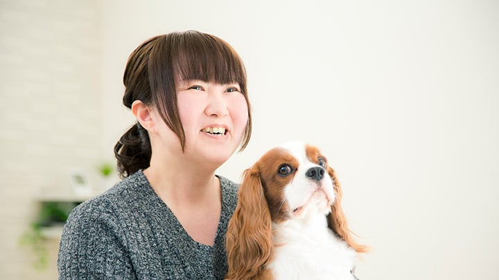 インタビューに答える佐助ママさんと愛犬