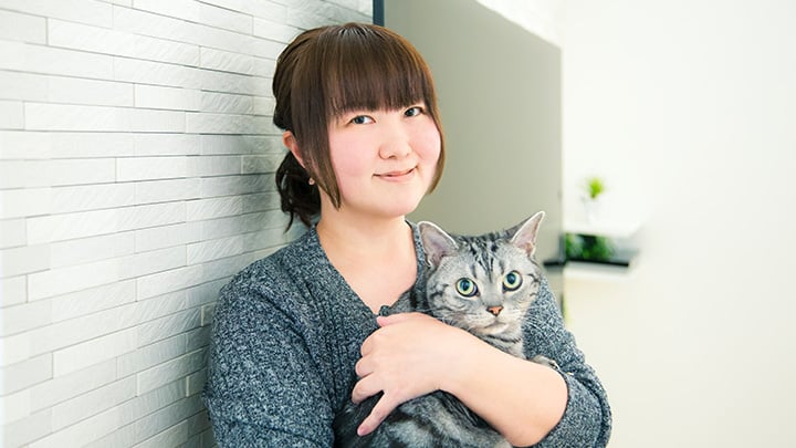 エコカラットの前で撮影する佐助ママさんと愛猫