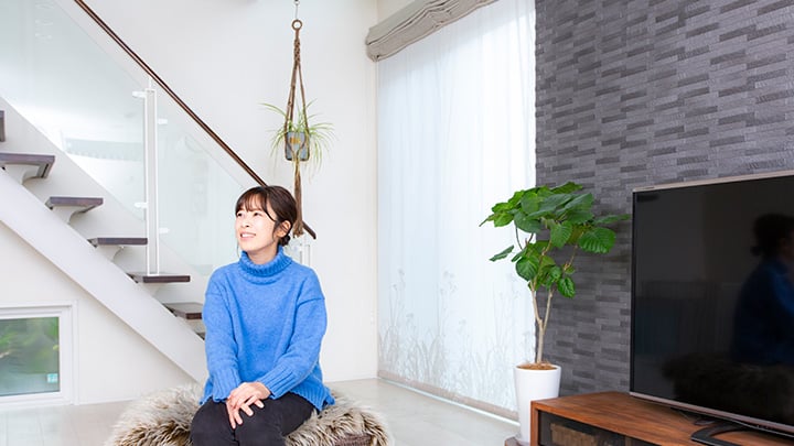 インタビューに答えるshioさん