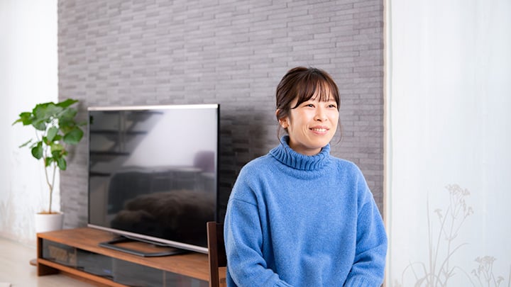 インタビューに答えるshioさん