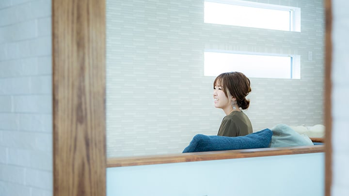 インタビューに答えるyukiさん