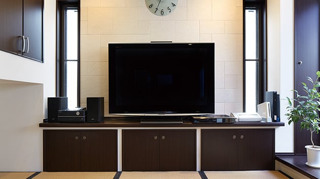 テレビの後ろの壁をエコカラットに After