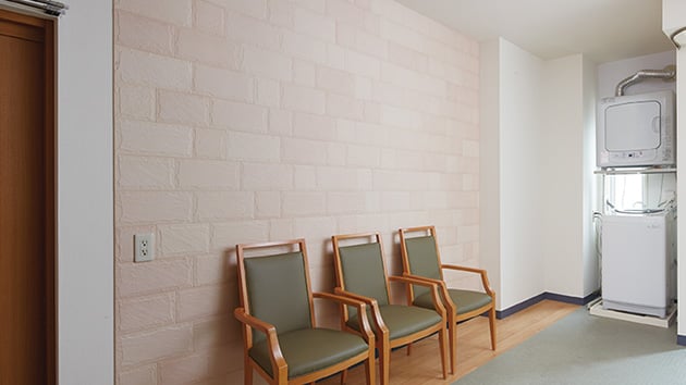 カビが生えやすかった脱衣所の壁をエコカラットに After