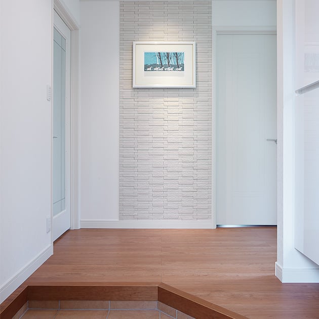 白を基調とした玄関のエコカラット