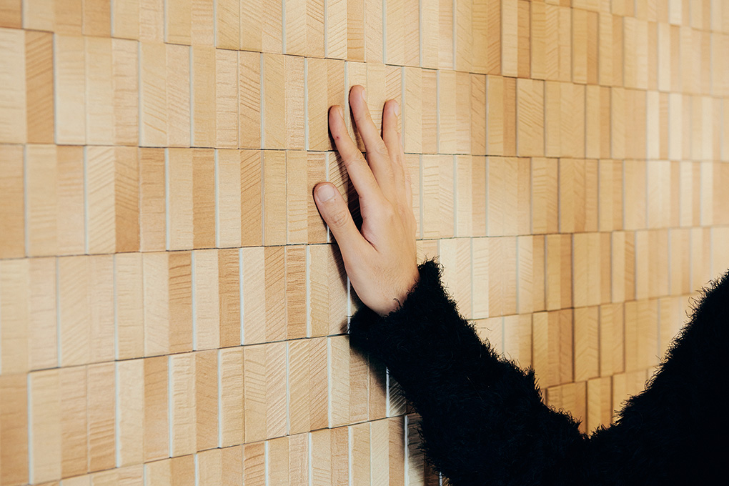 エコカラットの壁に触れる浅野さん