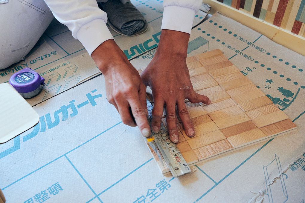 エコカラットをカットする様子